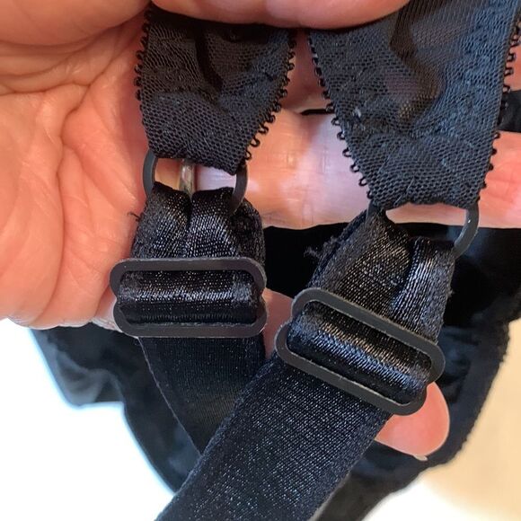 Bali Size 42DDD black bra. No padding but underwire and wide straps - Picture 8 of 9